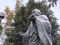 日蓮聖人銅像写真